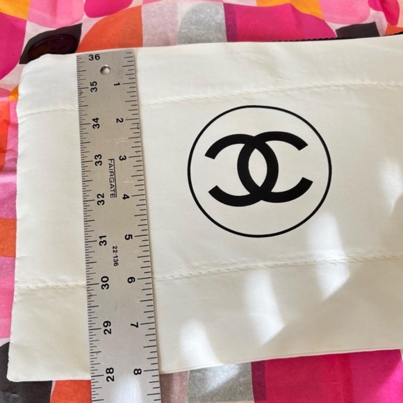New With Tags Luxury Chanel Makeup Bag - Picture 6 of 6